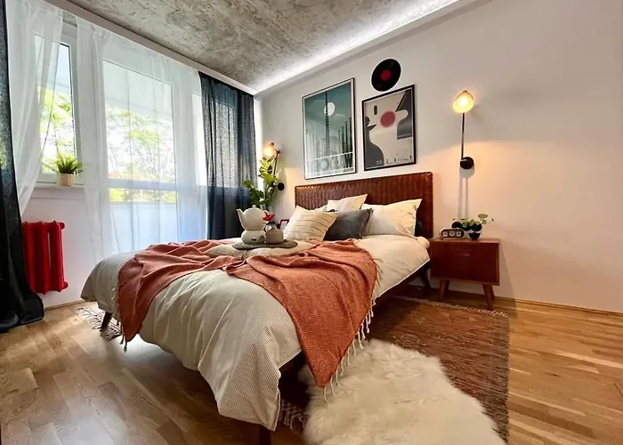 Modern Retro Apart ~ 800M Main Square