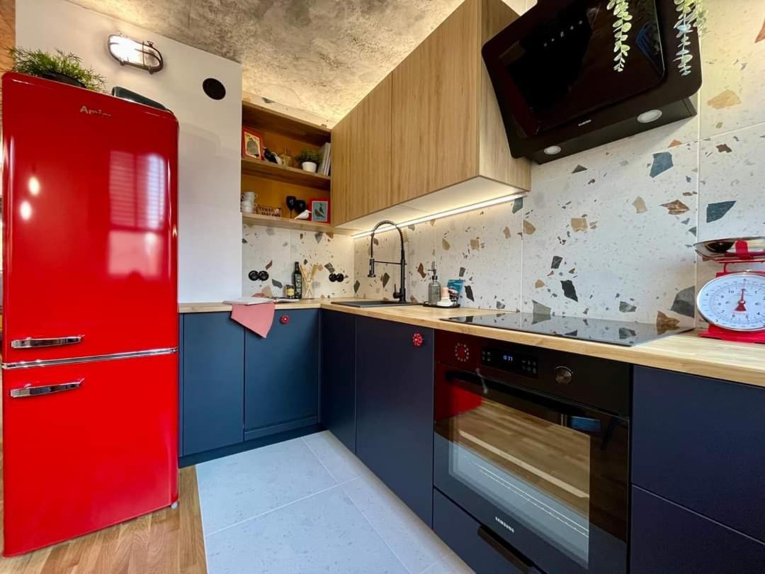 Modern Retro ~ 800m Main Square Apartment *