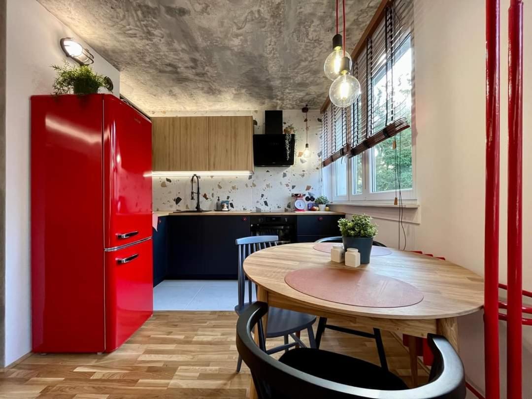 Modern Retro ~ 800m Main Square Apartment *